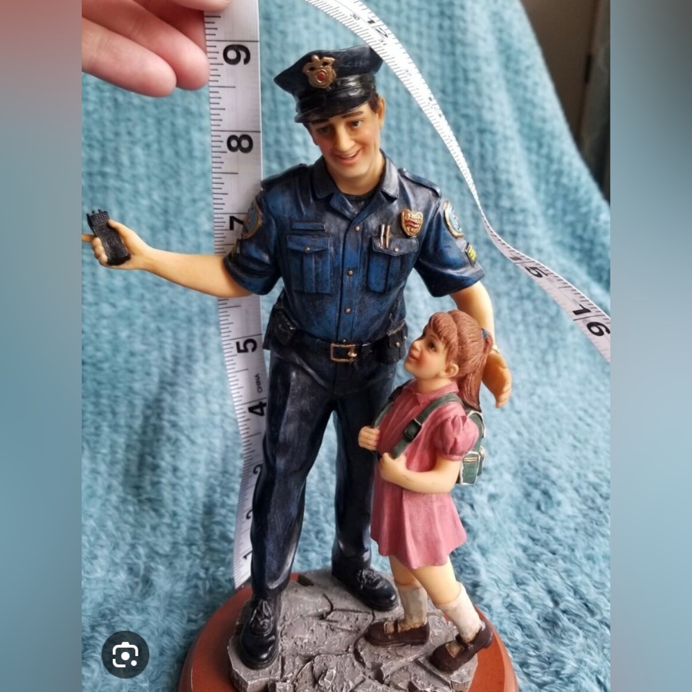 1999 Vanmark Blue Hats of Bravery - A Helping Hand police figurine. - Picture 4 of 8